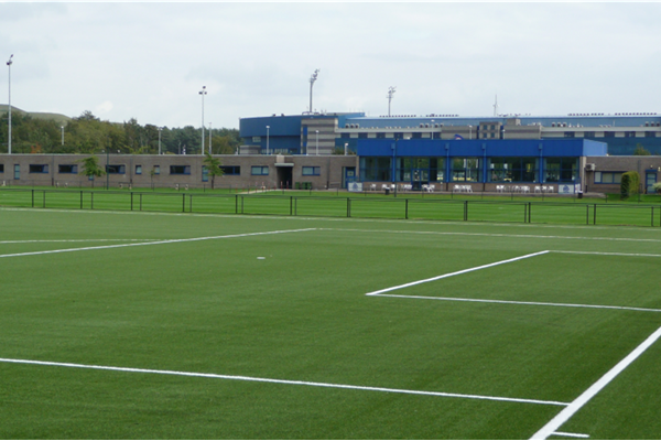 Aménagement terrain principal de Grassmaster avec bandes synthétiques bleus (2018), 4 terrains de football synthétique (2021, 2020, 2011, indoor 2012), 2 terrain en gazon naturel (2012) - Sportinfrabouw NV