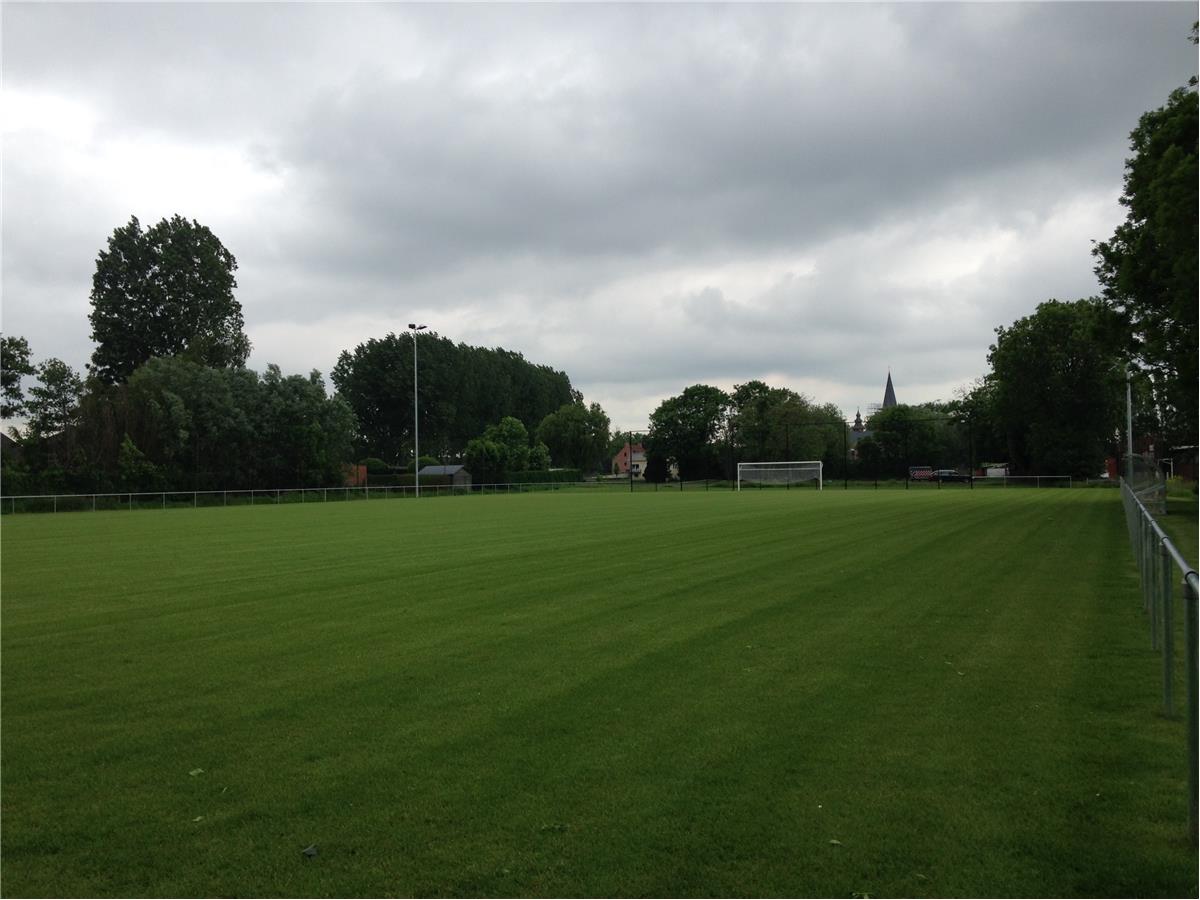 Aménagement terrain de football en gazon naturel, éclairage et parking - Sportinfrabouw NV