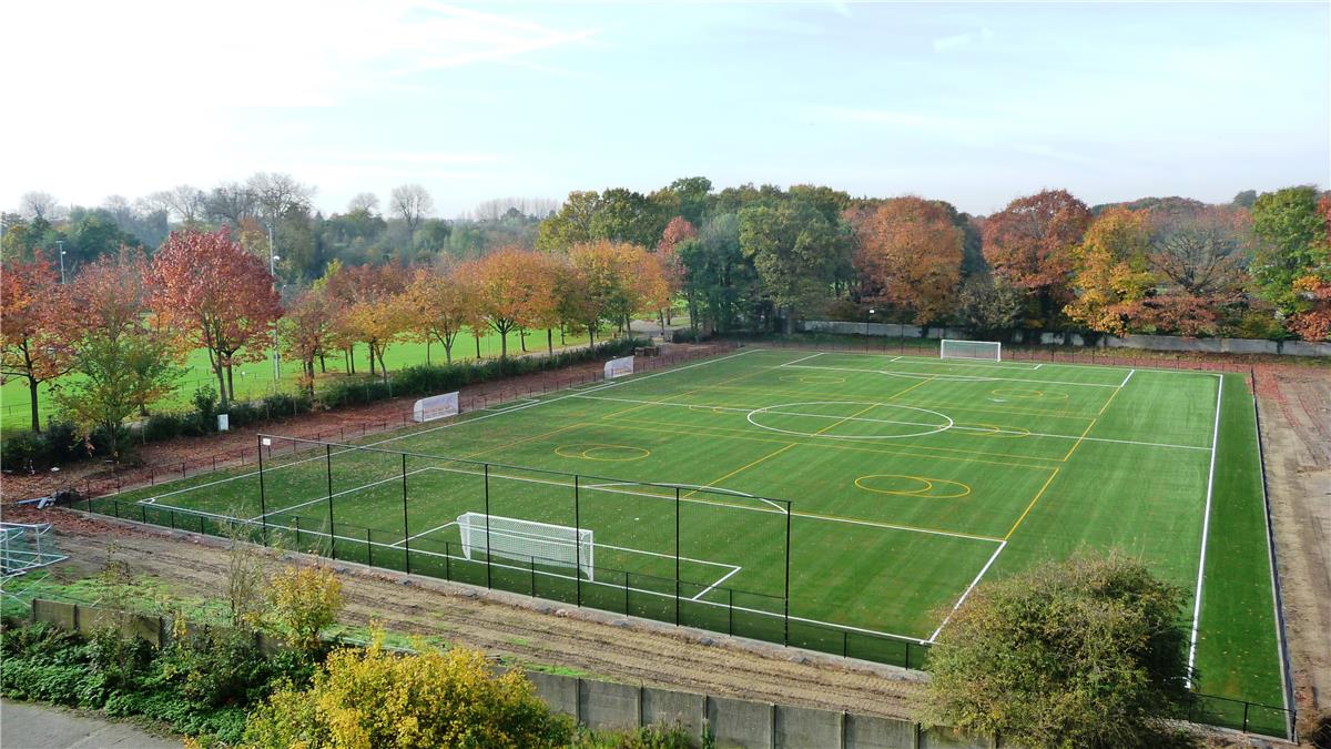 Aménagement terrain de football et korfbal synthétique - Sportinfrabouw NV