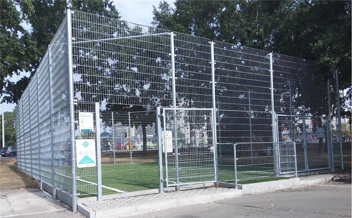 Aanleg kunstgras multisportveldje met geluidsarme voetbalkooi voor buurtsport - Sportinfrabouw NV