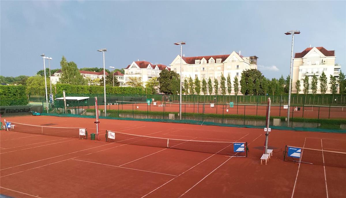 Renovatie 8 tennisvelden in gravel - Sportinfrabouw NV
