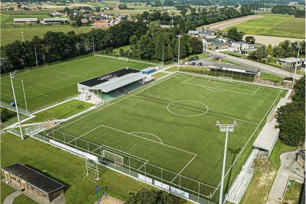 Aménagement terrain de football en gazon synthétique et gazon naturel - Sportinfrabouw NV