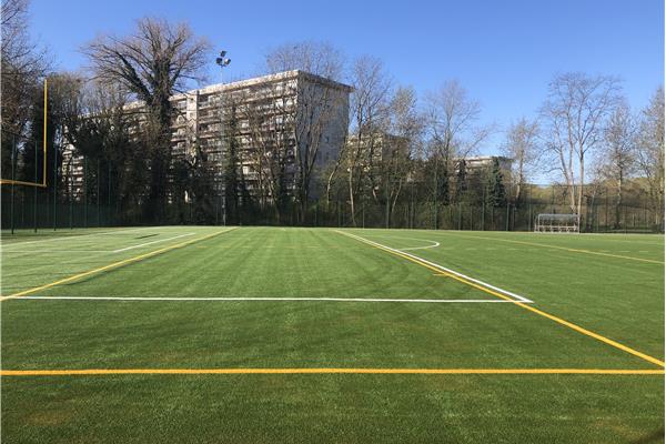 Aménagement terrain en gazon synthétique pour le football et football americain - Sportinfrabouw NV