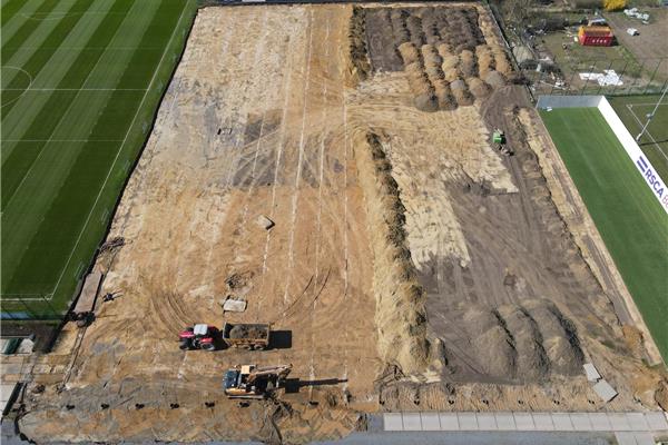 Aanleg voetbalveld in hybride gras met veldverwarming op trainingscomplex RSC Anderlecht - Sportinfrabouw NV