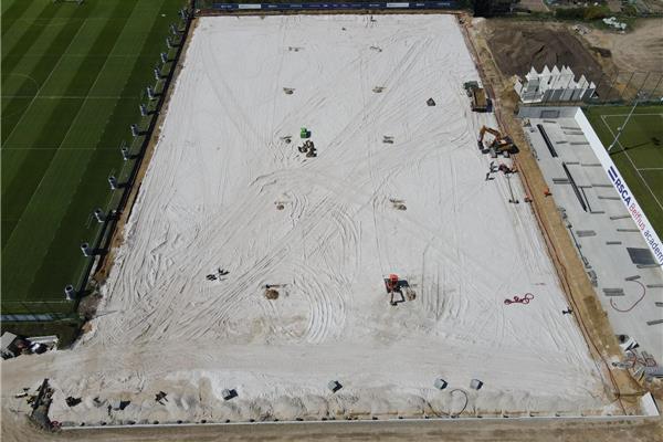 Aménagement terrain de football en gazon hybride avec chauffage au complexe d'entraînement de RSC Anderlecht - Sportinfrabouw NV