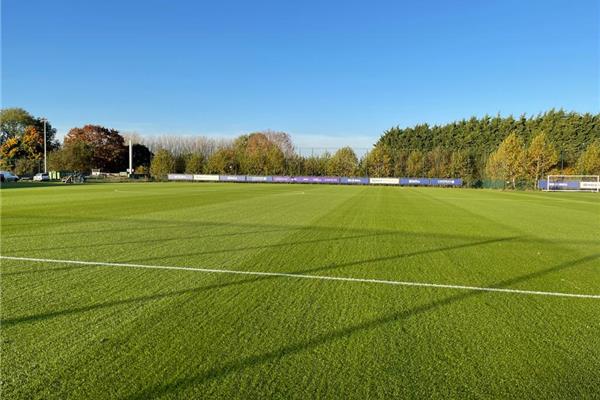 Aanleg voetbalveld in hybride gras met veldverwarming op trainingscomplex RSC Anderlecht - Sportinfrabouw NV