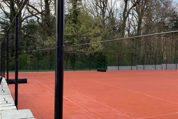 Rénovation 2 terrains de tennis en gazon synthétique Red Court - Sportinfrabouw NV