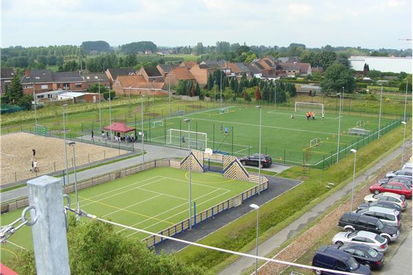 Aanleg speelplaats, kunstgras sportveld (renovatie 2021), beachsport, Finse piste en omgevingswerken De Pit - Sportinfrabouw NV