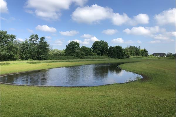 Aanleg sport- en recreatiezone met natuurgras voetbalveld, paardenpiste, parking en wadi - Sportinfrabouw NV