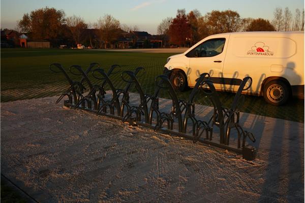 Aanleg sport- en recreatiezone met natuurgras voetbalveld, paardenpiste, parking en wadi - Sportinfrabouw NV