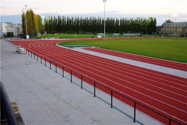 Aanleg kunststof atletiekpiste en omgevingswerken - Sportinfrabouw NV