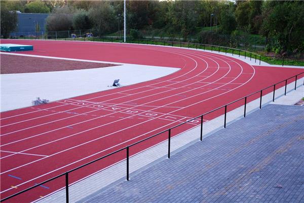 Aanleg kunststof atletiekpiste en omgevingswerken - Sportinfrabouw NV