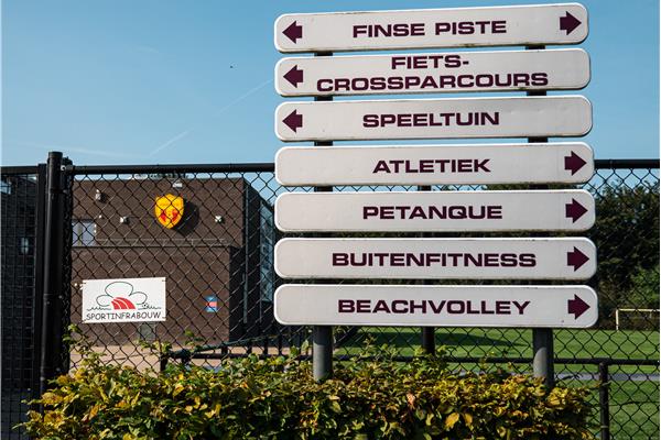 Aanleg sportpark met kunststof atletiekpiste in vol PU, 4 voetbalvelden, beachvolleybal, Finse piste en speeltuin - Sportinfrabouw NV