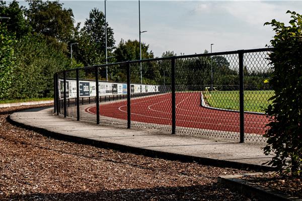 Aanleg sportpark met kunststof atletiekpiste in vol PU, 4 voetbalvelden, beachvolleybal, Finse piste en speeltuin - Sportinfrabouw NV