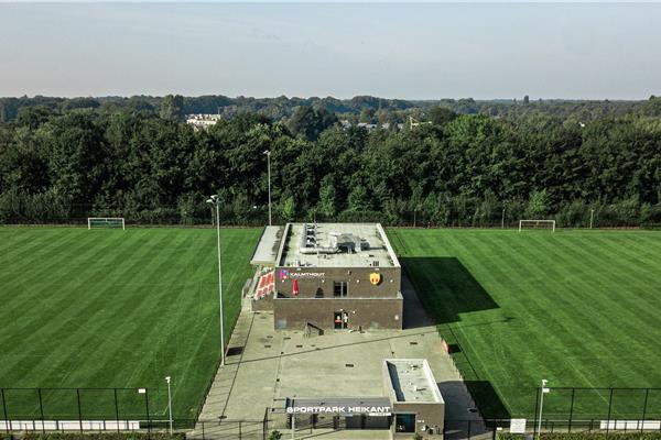 Aménagement d'un complexe sportif avec piste d'athlétisme en plein PU, 4 terrains de football en gazon naturel, beachvolley, piste Finnoise et aire de jeux - Sportinfrabouw NV