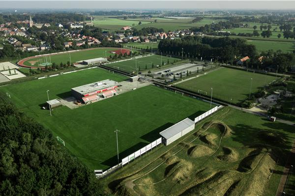 Aménagement d'un complexe sportif avec piste d'athlétisme en plein PU, 4 terrains de football en gazon naturel, beachvolley, piste Finnoise et aire de jeux - Sportinfrabouw NV