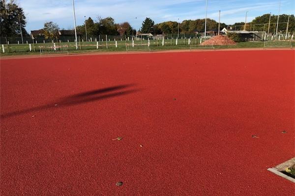 Aanleg hoogspringsegment en sprintstrook in kunststof AV Meeuwen-Gruitrode - Sportinfrabouw NV