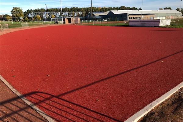 Aanleg hoogspringsegment en sprintstrook in kunststof AV Meeuwen-Gruitrode - Sportinfrabouw NV