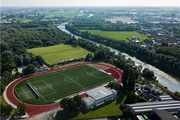 Aanleg kunststof atletiekpiste in PU met een kunstgras voetbalveld - Sportinfrabouw NV