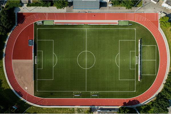 Aanleg kunststof atletiekpiste in PU met een kunstgras voetbalveld - Sportinfrabouw NV