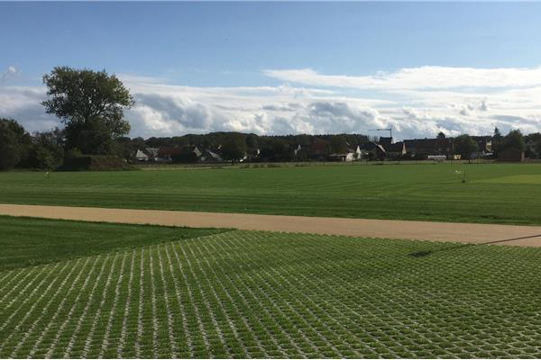 Aanleg sport- en recreatiezone met natuurgras voetbalveld, paardenpiste, parking en wadi - Sportinfrabouw NV