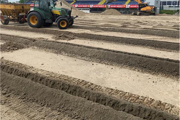 Aanleg voetbalvelden in natuurgras (veld 1 en 3) en kunstgras (veld 2) voor Club Brugge - Sportinfrabouw NV